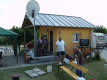 alle sind platt - die SAT-Schüssel und der TV stehen schon...