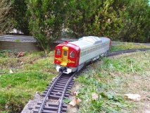 Aristo Craft Rail Diesel Car auf dem Weg zum Durchgangsbahnhof