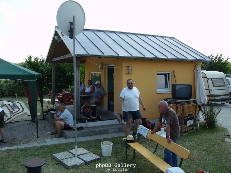 alle sind platt - die SAT-Schüssel und der TV stehen schon...