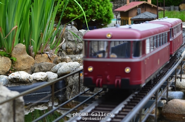 Schienenbus auf Brücke