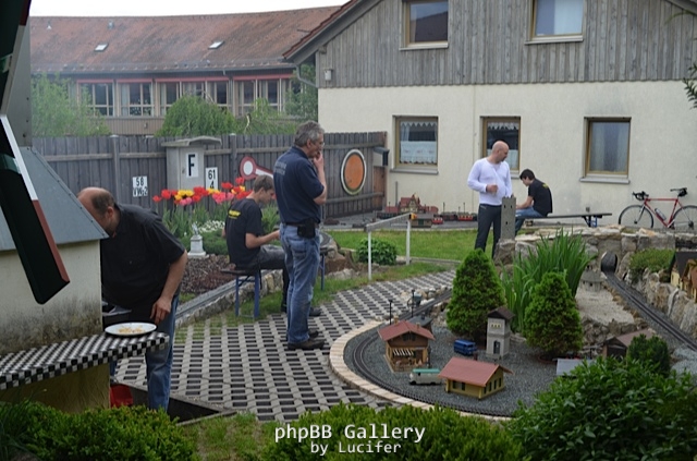 Reges Treiben im Garten und vor dem Grill