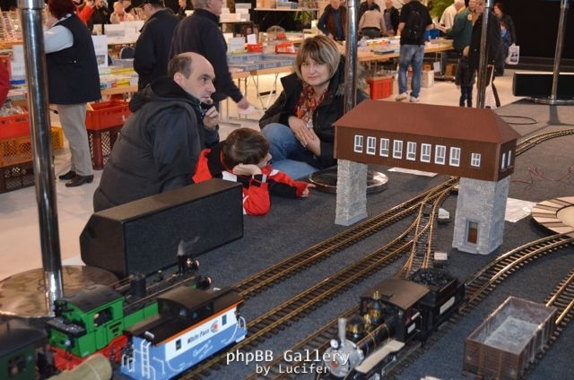 Familie einträchtig zusammenhockend an der Bahn