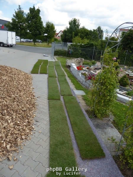 Der Rollrasen wird angeliefert