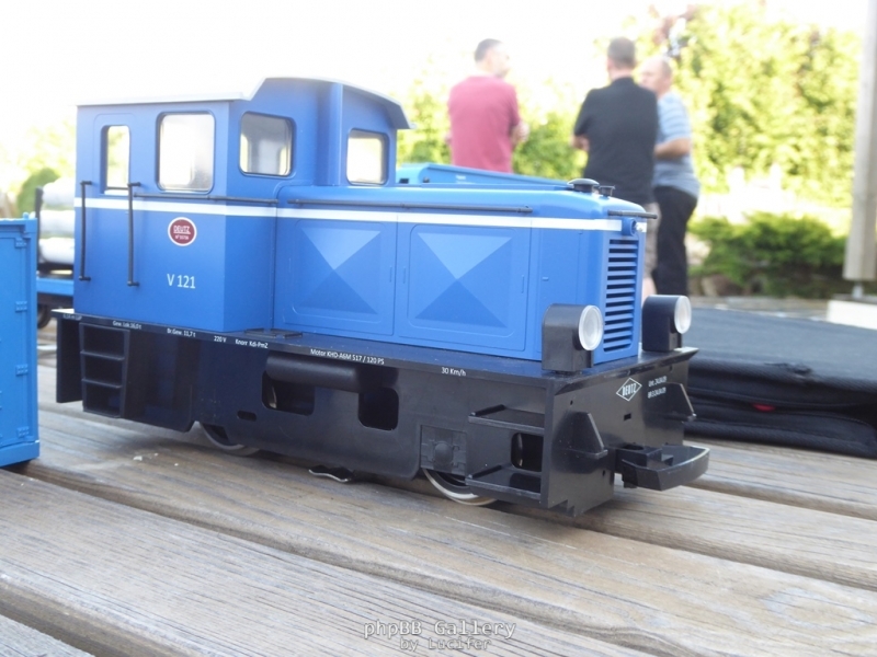 V121 in Blau