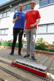 Sylter Schienenbus mit stolzen Herstellern