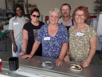 Kuchenteam mit Grillmeister