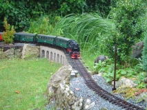 Über die Brücke am Teich