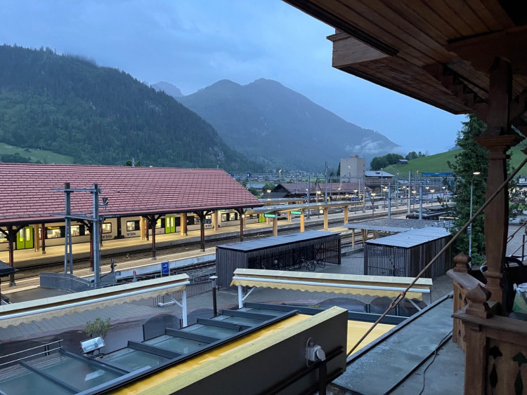 Blick aus dem Hotelzimmer auf den Bahnhof Zweisimmen. Der Bahnverkehr ist so leise, man hat nichts davon mitbekommen.