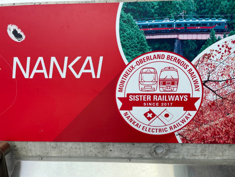 Aha......! Deshalb stand ein Triebwagen mit japanischer Reklame in Zweisimmen.