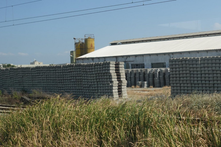 Hier warten die Bahnschwellen (Beton mit Metall-Verbindungsstegen) im Depot.