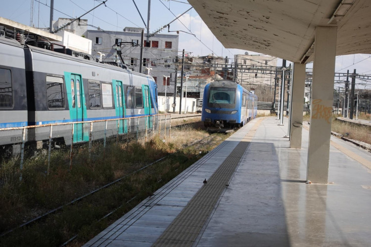 Der Dieseltriebwagen fährt in den Bahnhof Tunis ein.
