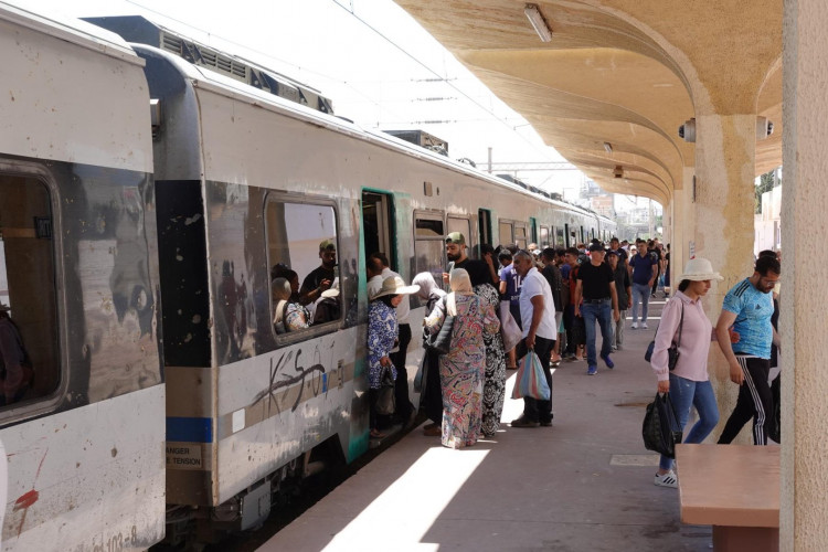 Elektrifizierter Zug in Sousse