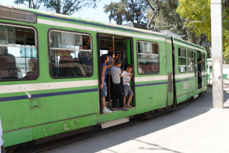 Auch bei der Straßenbahn stehen die Türen während der Fahrt offen.