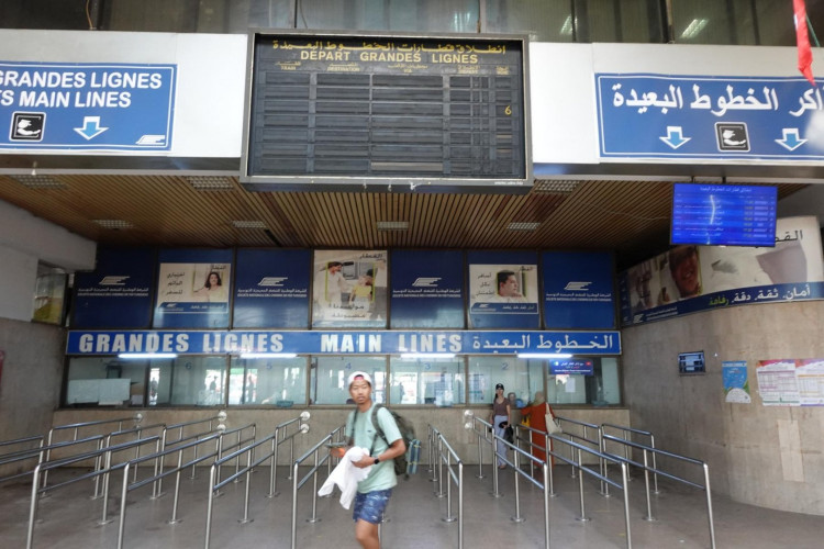 Am Bahnhof Tunis geht die Anzeigetafel schon lange nicht mehr. Man behilft sich mit einem Monitor - natürlich arabisch beschriftet.