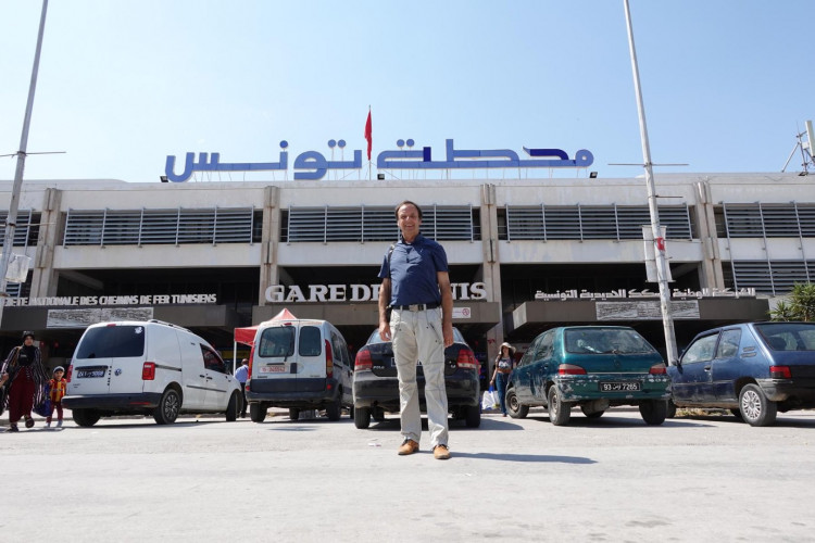 Der Autor des Beitrages vor dem Bahnhof Tunis