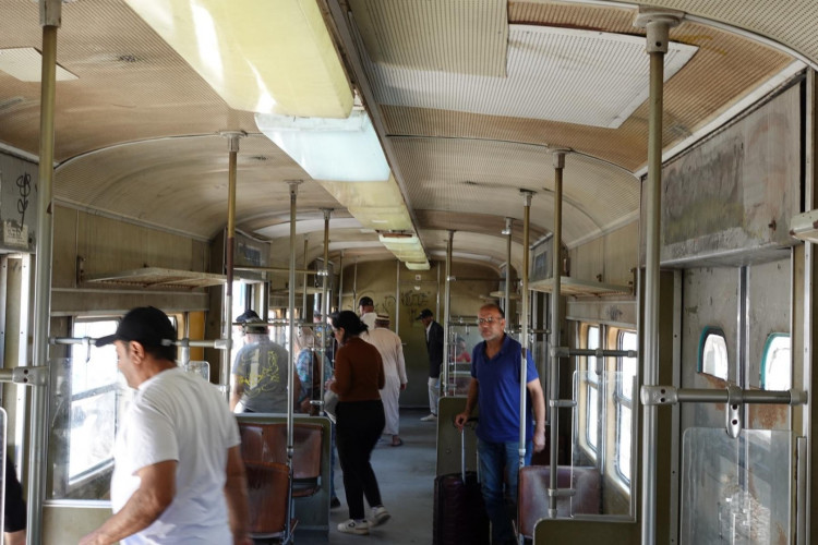 Blick in den Zug der Metro TGM